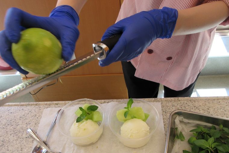 国産のレモンの皮をサッと削って。爽やかな香りが涼しげに引き立ててくれます。